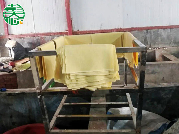 駐馬店平輿客戶用彭大順豆腐皮機(jī)制作出來的豆腐皮