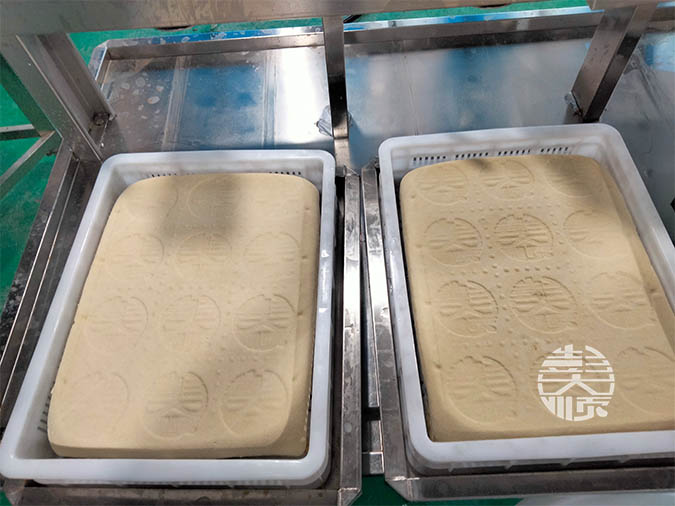 自動(dòng)豆腐機(jī)生產(chǎn)出來(lái)的豆腐